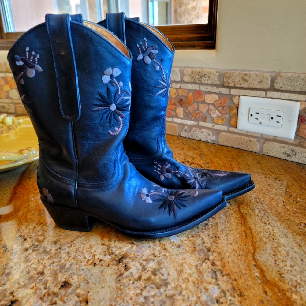 Black floral boots with a little bit of purple stitching. Old gringo. Size 5